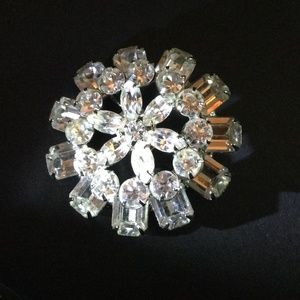Vintage Weiss prong set 3D rhinestone brooch.